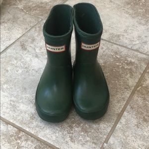 Size 5 hunter green toddler rain boots. GUC